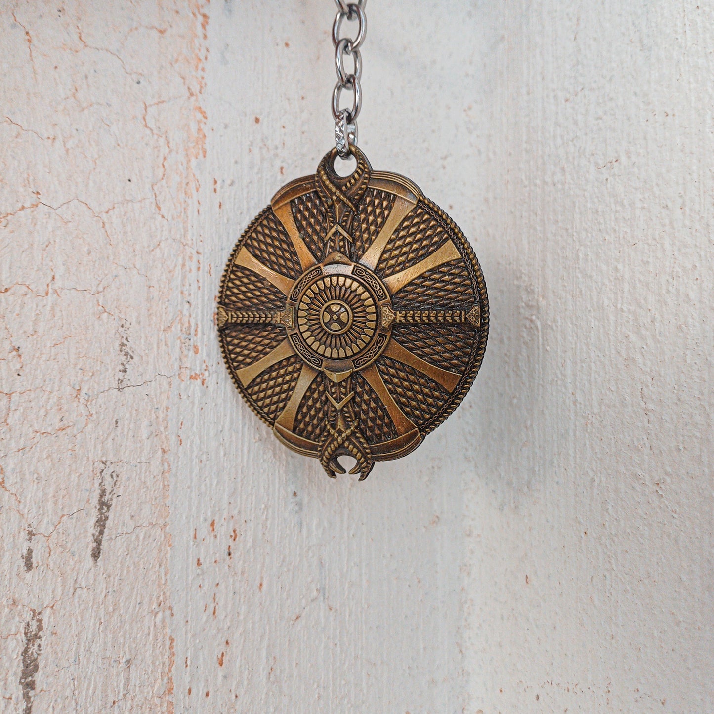 God of War Ragnarok - Kratos Gold Guardian Shield Keychain - Shield Available at 2Fast2See.co