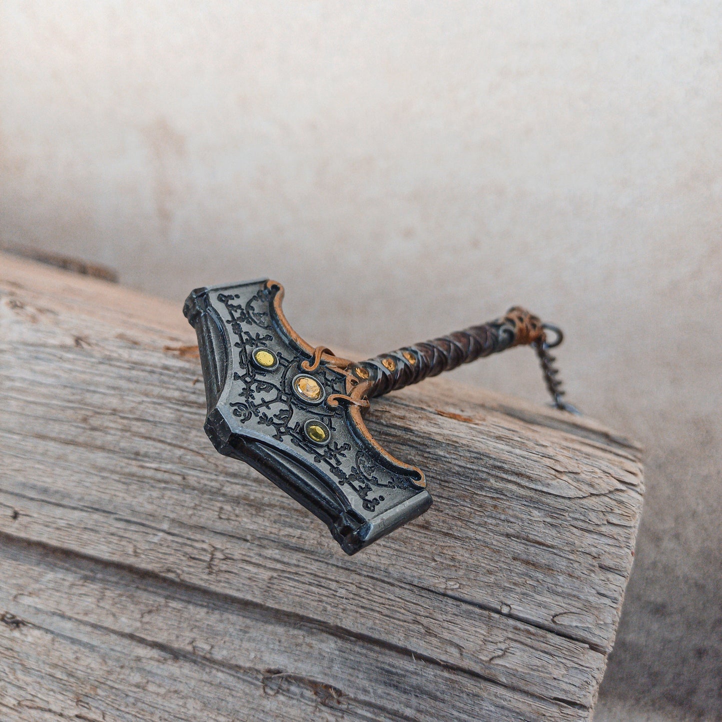 God of War Epic Thor's Hammer Very Detailed Keychain With Clasp 8cm - Thor's Hammer Available at 2Fast2See.co