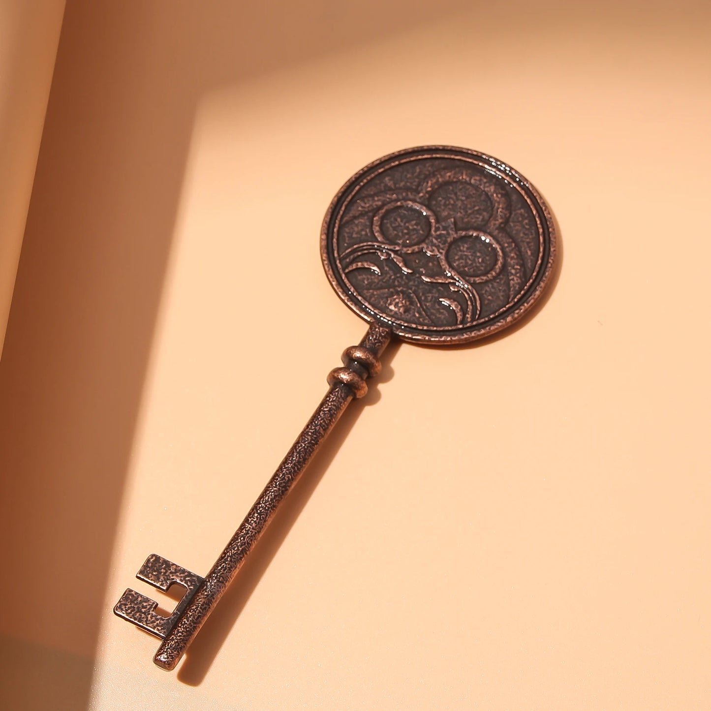 Resident Evil Game-Inspired Cthulhu Octopus Key Pendant - Retro Soldier Armor Keychain for Cosplay Fans - Available at 2Fast2See.co