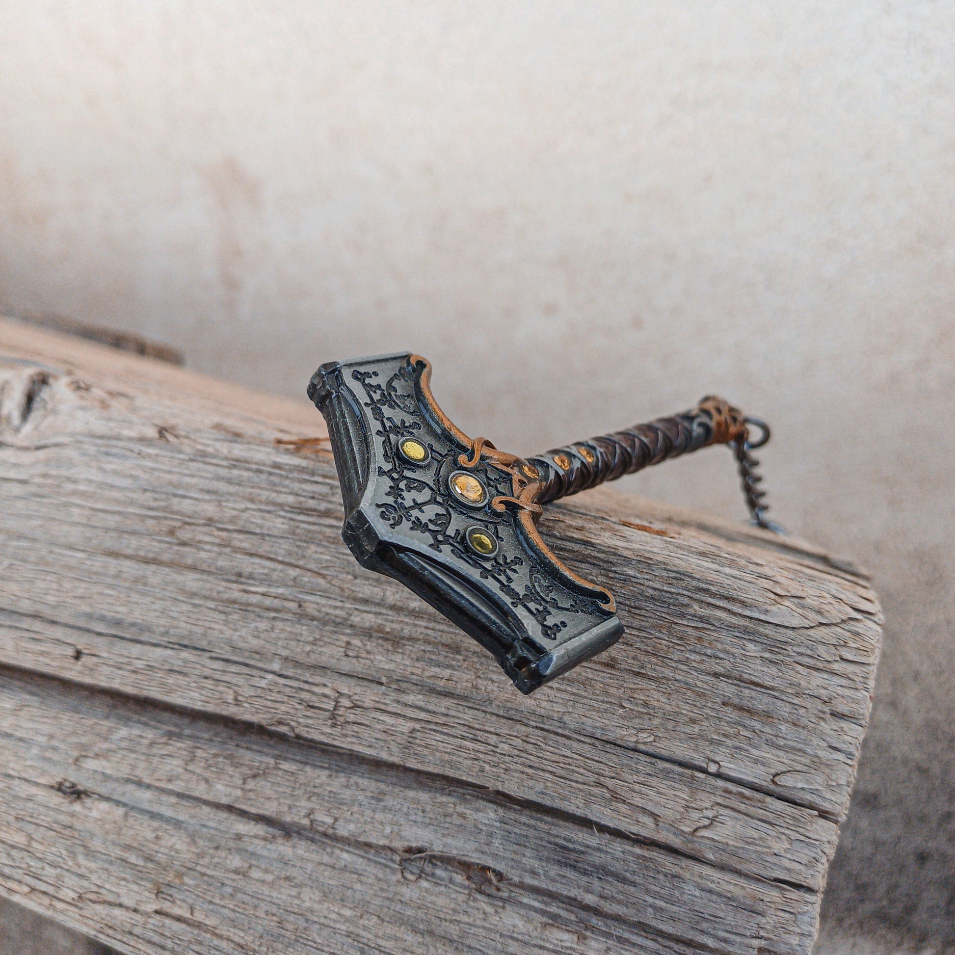 God of War Epic Thor's Hammer Very Detailed Keychain With Clasp 8cm - Thor's Hammer Available at 2Fast2See.co
